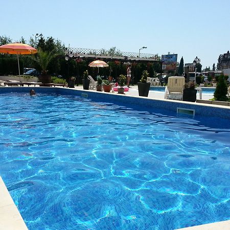Menada Sea Regal Apartments Pantai Sunny Bagian luar foto