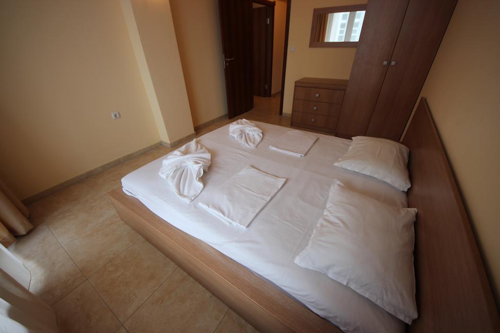 Menada Sea Regal Apartments Pantai Sunny Bagian luar foto