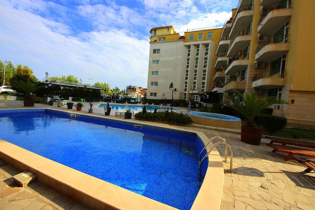 Menada Sea Regal Apartments Pantai Sunny Bagian luar foto