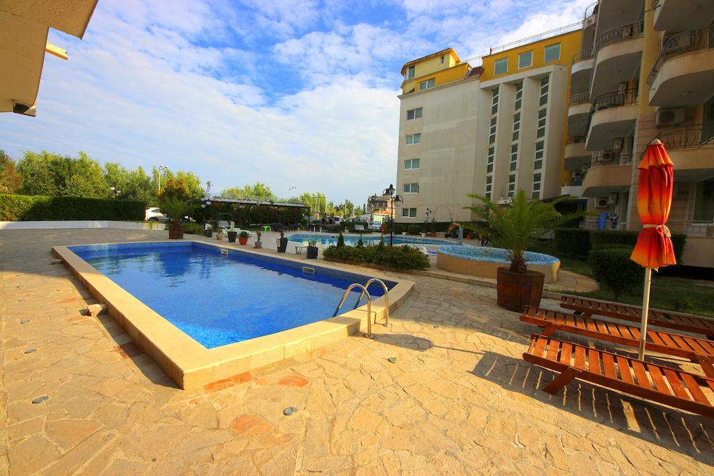 Menada Sea Regal Apartments Pantai Sunny Bagian luar foto