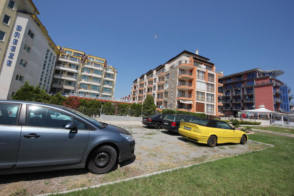 Menada Sea Regal Apartments Pantai Sunny Bagian luar foto
