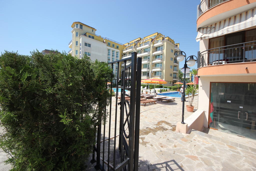 Menada Sea Regal Apartments Pantai Sunny Bagian luar foto