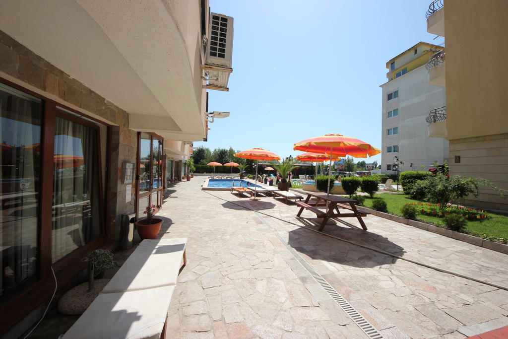 Menada Sea Regal Apartments Pantai Sunny Bagian luar foto