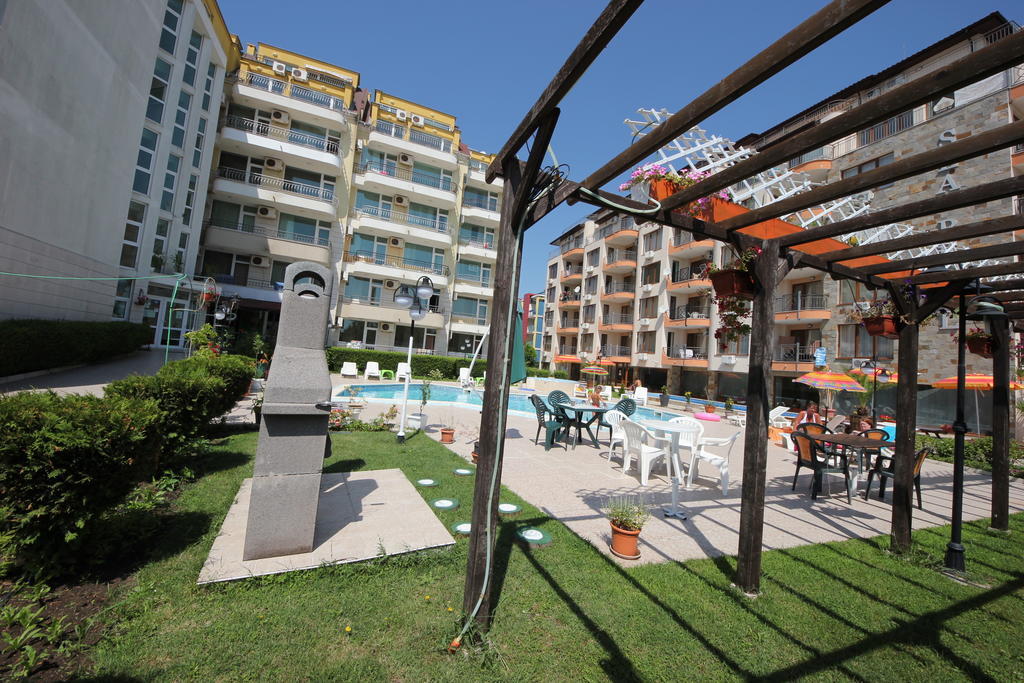 Menada Sea Regal Apartments Pantai Sunny Bagian luar foto