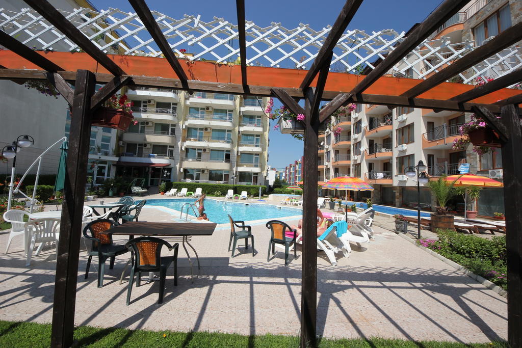 Menada Sea Regal Apartments Pantai Sunny Bagian luar foto