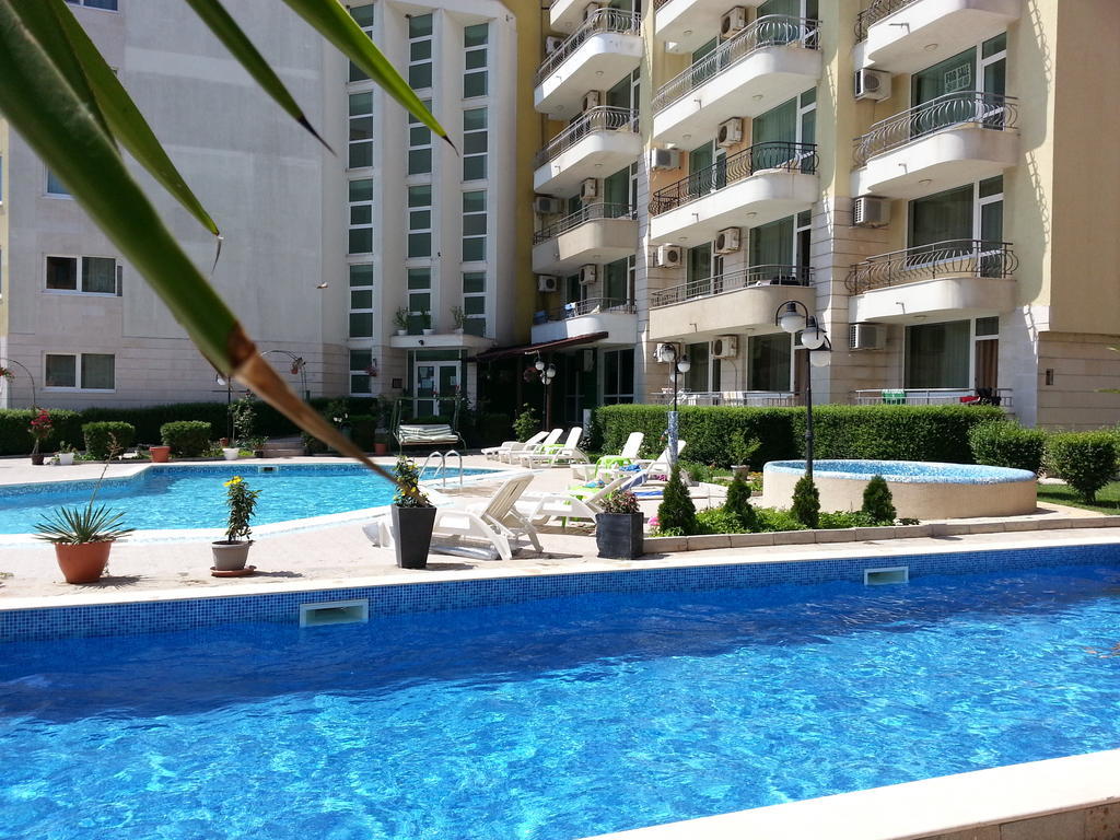 Menada Sea Regal Apartments Pantai Sunny Bagian luar foto
