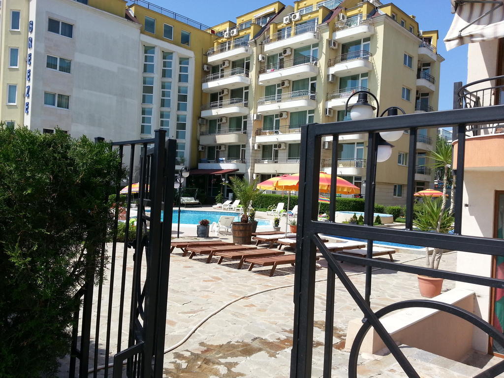 Menada Sea Regal Apartments Pantai Sunny Bagian luar foto