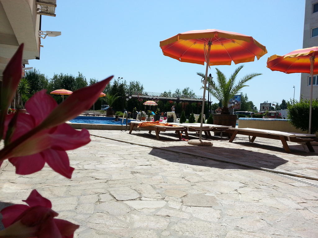 Menada Sea Regal Apartments Pantai Sunny Bagian luar foto